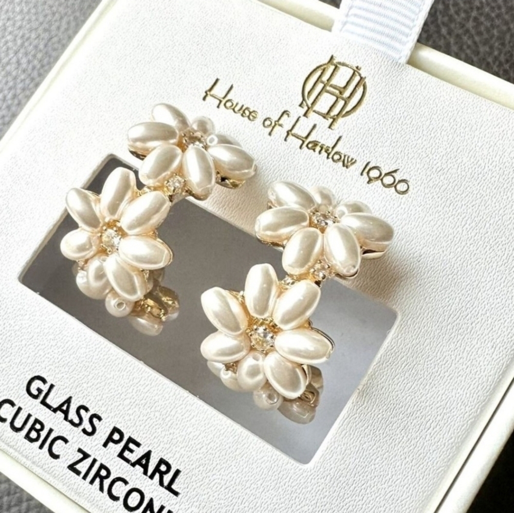 🤍▪️House of Harlow▪️1960 glass pearl Floral Huggie Cubic Zirconia Stud earring